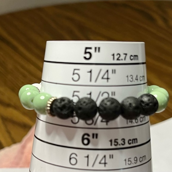 Black lava & glass bead elastic bracelet - Picture 7 of 10